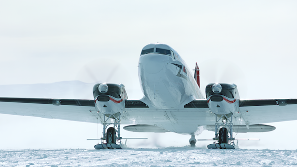 airplanes_antarctica_dc-3_taxi_4k